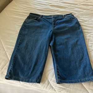 Gloria Vanderbilt blue Jean skimmers. Size 16